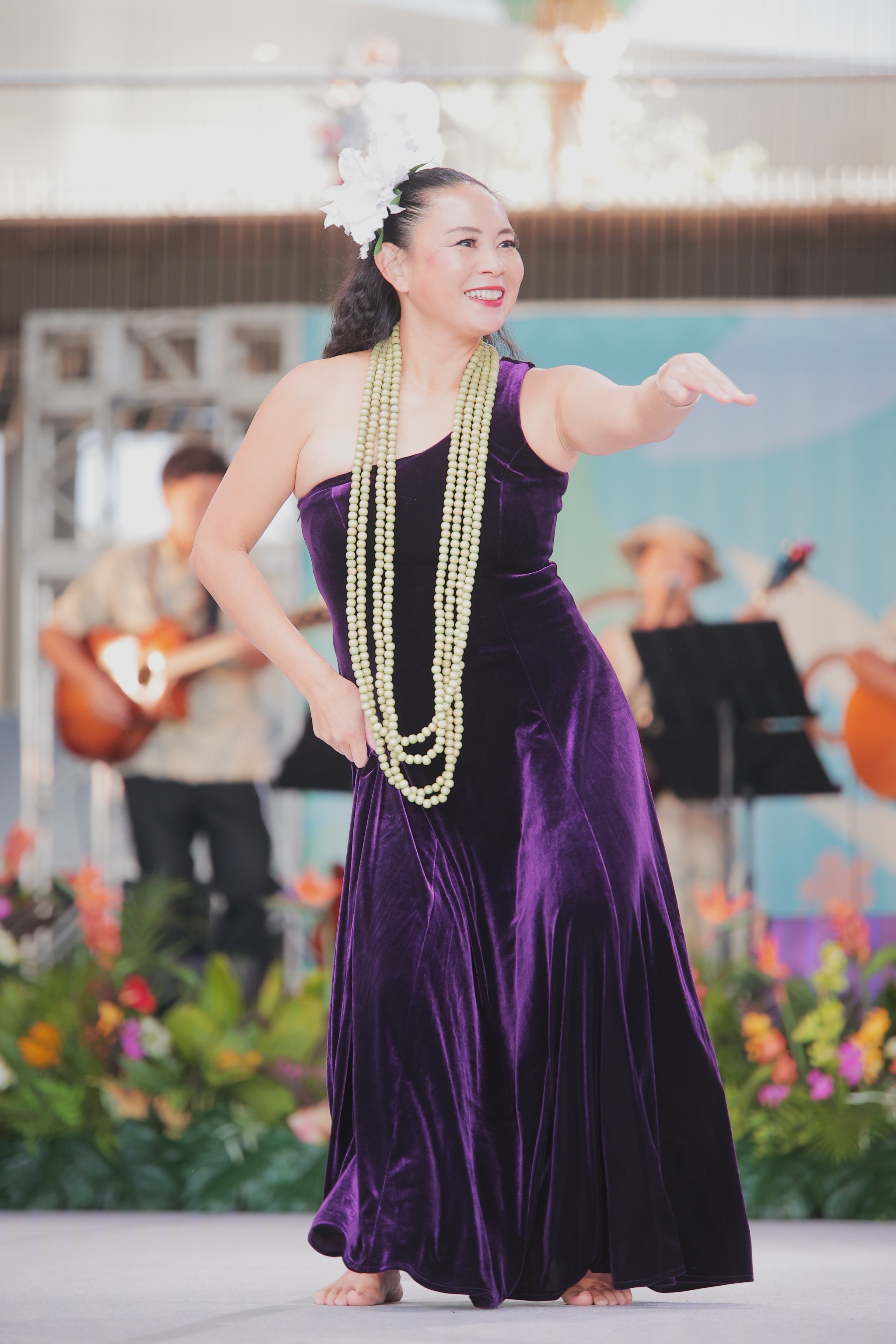 ステージでフラを踊るMohala He Liʻa代表CHIE