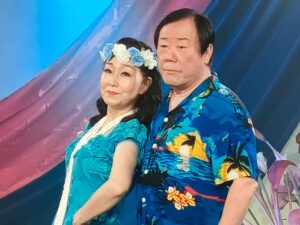テレビ番組の楽曲にフラダンスの振付を提供したステージの様子