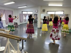 カルチャースクールでフラダンスを指導するレッスンの様子